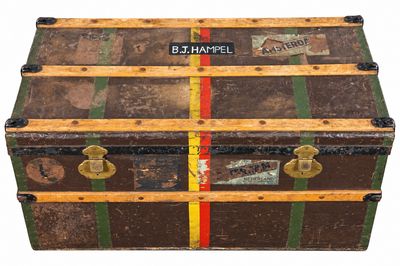 Antieke Grote Hutkoffer Met Geweldige Kleuren En Originele Labels