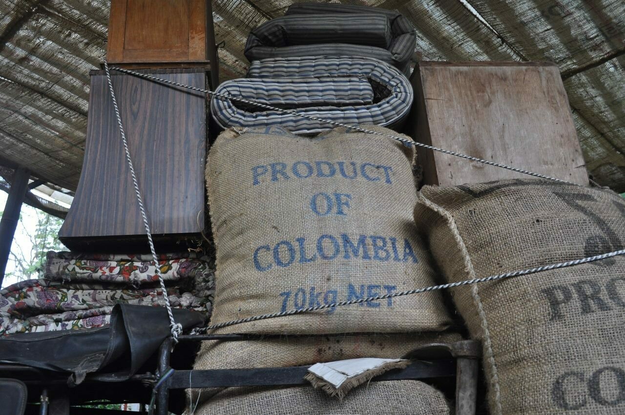 Ron Coloma 8 years old Rum met 2 drinknapjes - 39% Ron Coloma 8 years old Rum met 2 drinknapjes - 39%