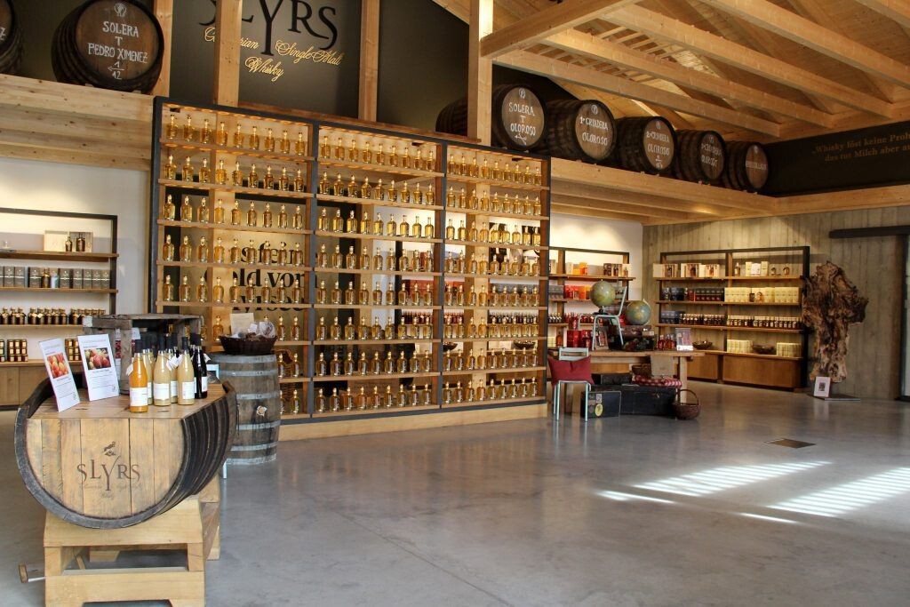 Slyrs Single Malt - FC Bayern München Weissbier Fass - 40% Slyrs Single Malt - FC Bayern München Weissbier Fass - 40%