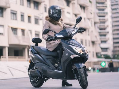 Scooter Electrique 50cc Sunra Hawk 50cm3 Scooter Electrique 50cc Sunra Hawk 50cm3