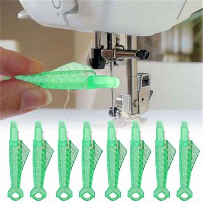 Mini enfile-aiguille pour machine à coudre avec crochet