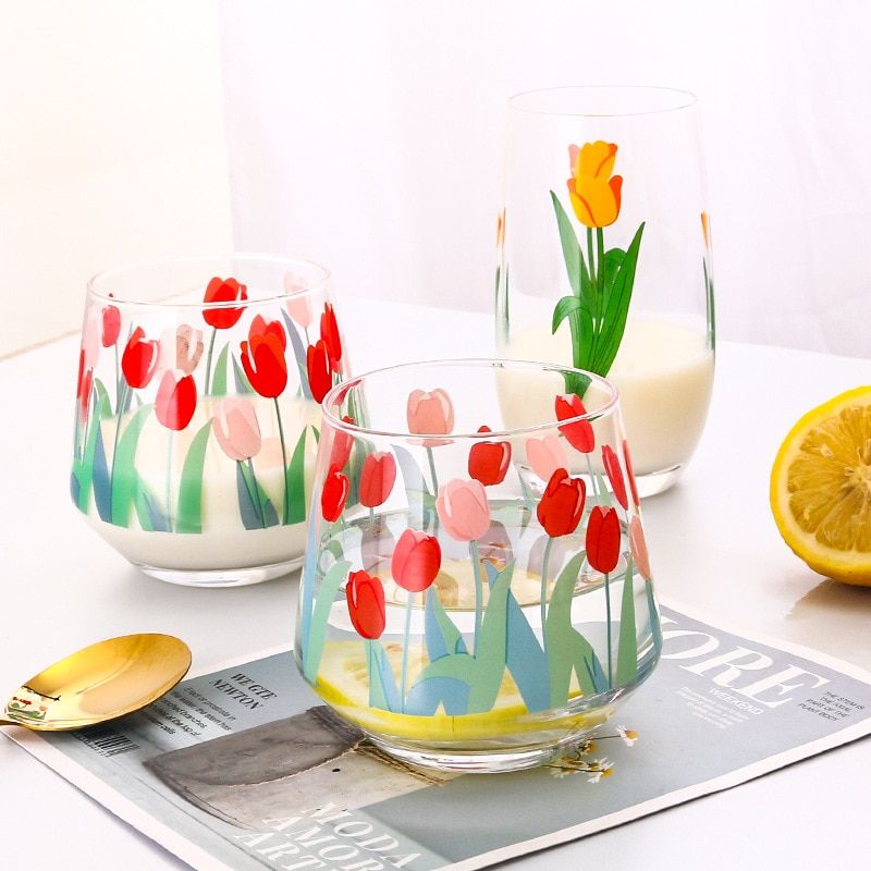 Tasse en verre peinte à la main en forme de tulipe