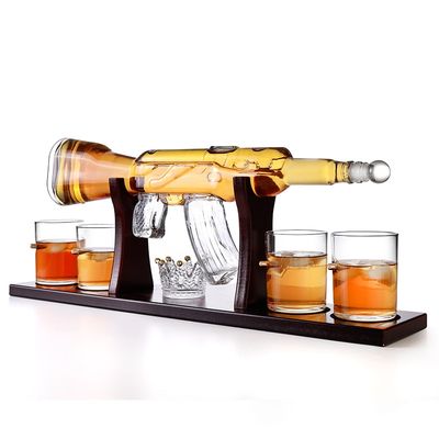 Ensemble de verres à whisky et carafe à vin rouge