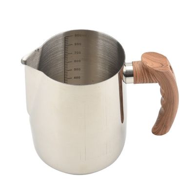 Pichet mousseur à lait, tasse à cappuccino et latte art