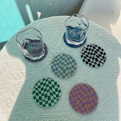 Dessous de verre rond en acrylique à motif damier rétro