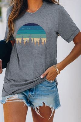 T-shirt gris rétro avec motif de montagne et pins