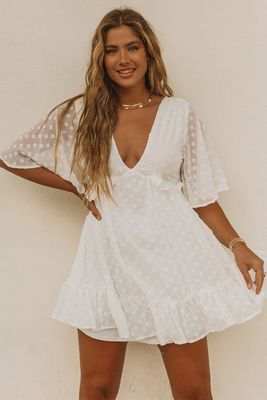 Robe courte taille haute à volants et col en V profond