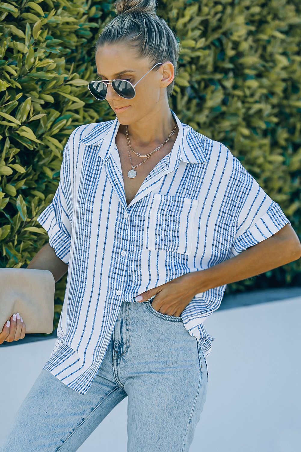 Chemise boutonnée bleu ciel à rayures et col en V, manches retroussées