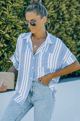 Chemise boutonnée bleu ciel à rayures et col en V, manches retroussées
