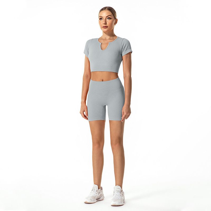 Ensemble de sport pour femme avec t-shirt à manches courtes et short à col en V