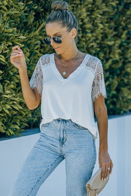 T-shirt blanc à col en V profond et dentelle sur les côtés