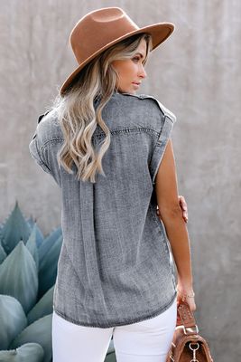 Chemise en jean grise boutonnée à manches retroussées et poche