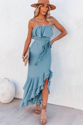 Robe longue bleu ciel à volants, épaules dénudées