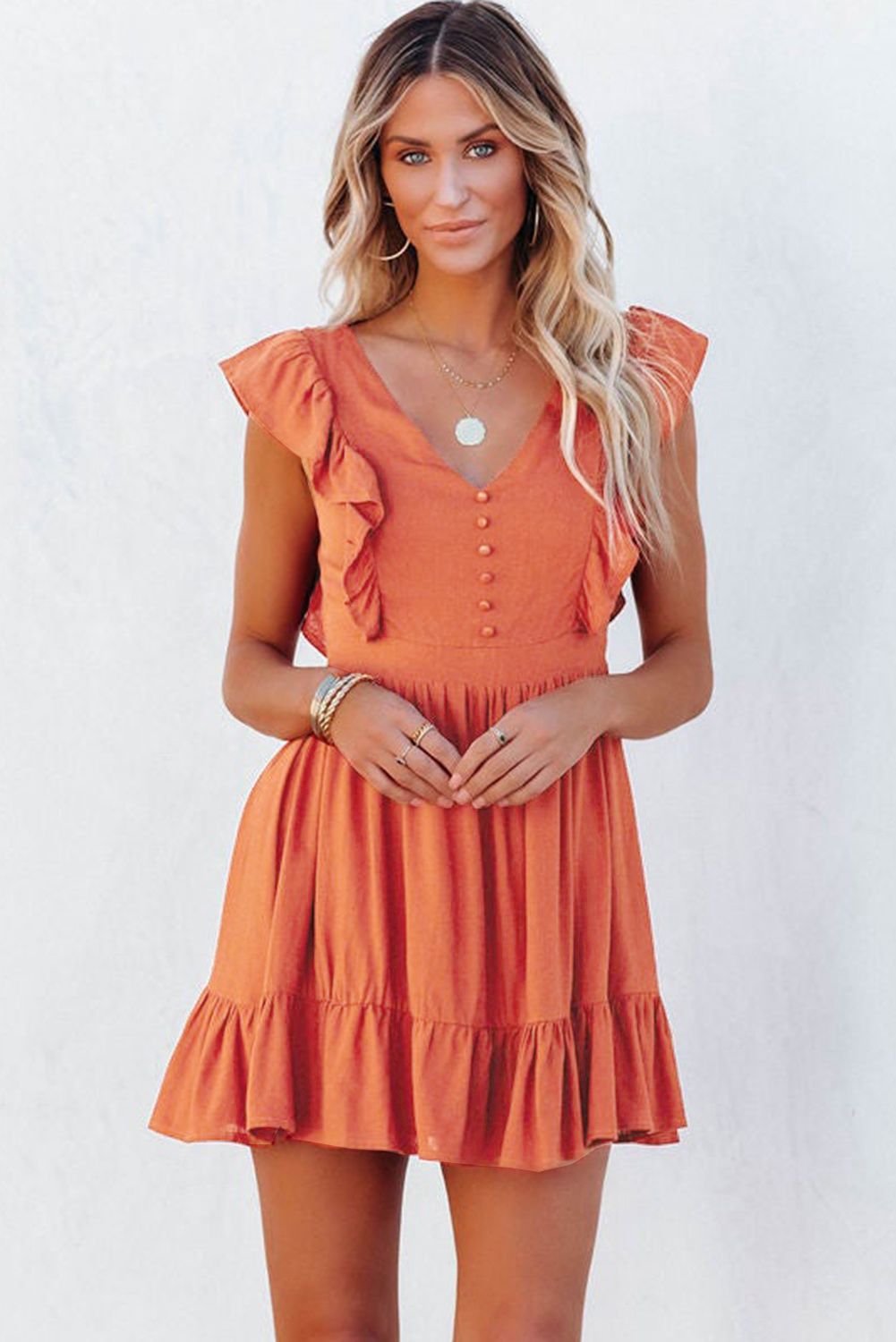 Robe courte trapèze orange à volants et col en V et dos ouvert