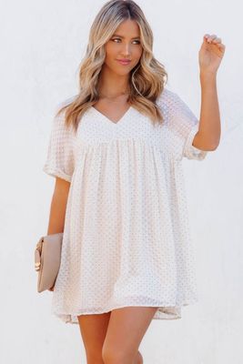 Robe babydoll blanche texturée à pois et col en V