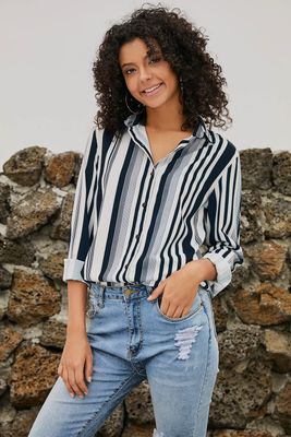 Chemise moderne à rayures blanches et bleu marine