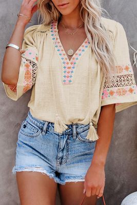 Haut beige à manches mi-longues et col en V