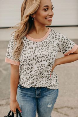 T-shirt léopard à bordure rose