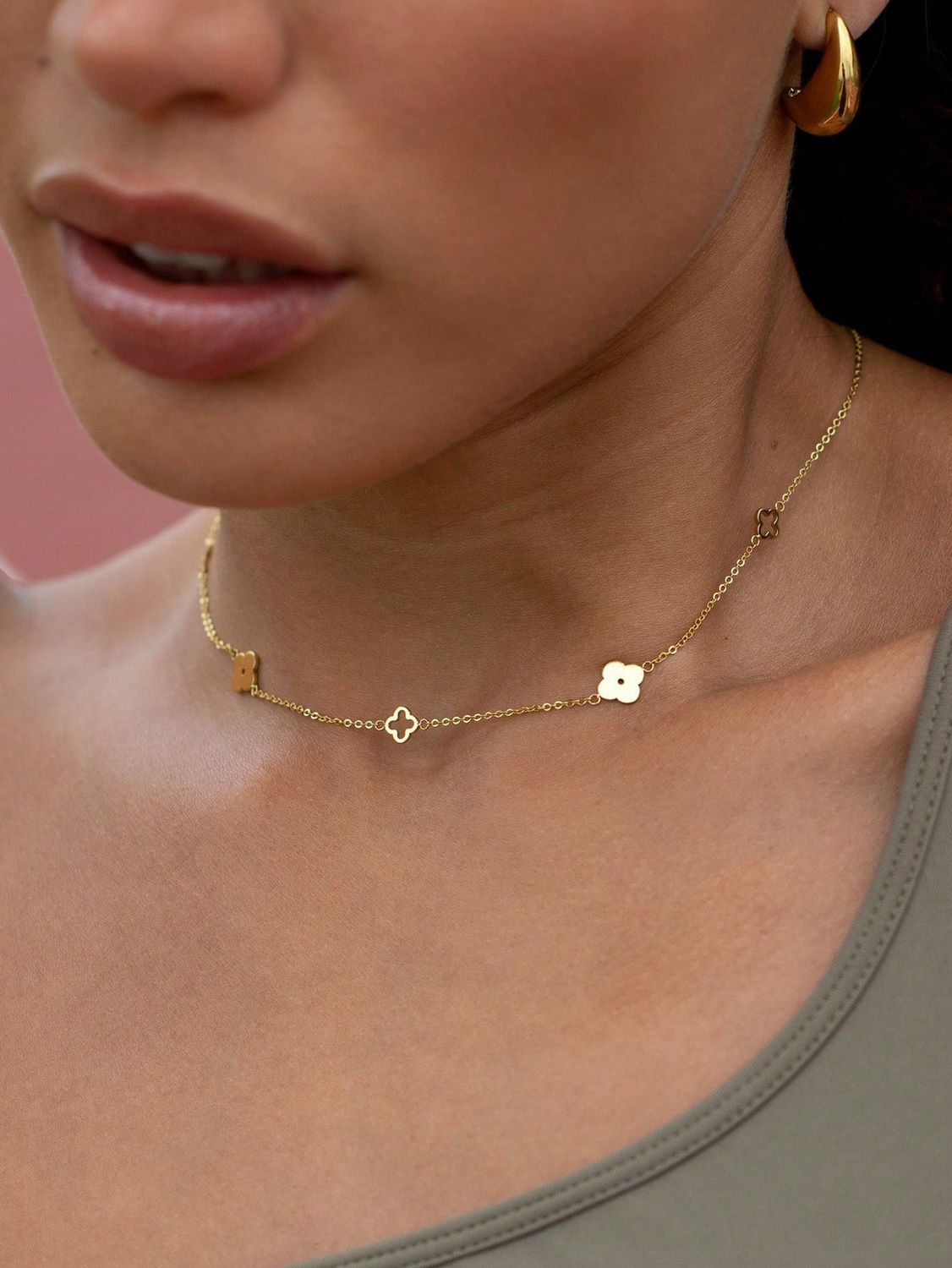 Collier pendentif simple en acier inoxydable à quatre feuilles de trèfle à quatre feuilles de style japonais et sud-coréen pour un usage quotidien