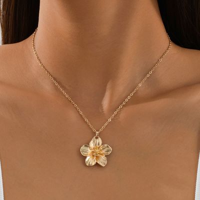 Collier avec pendentif en forme de fleurs stéréoscopiques froissées pour femmes, chaîne de clavicule de tempérament, bijoux de fête, nouvelle mode