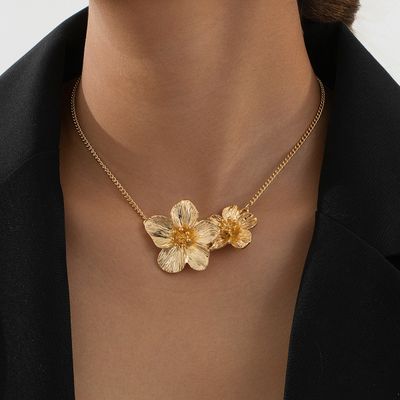 Collier Vintage Punk en métal froissé, pendentif fleur à cinq pétales stéréoscopique pour femmes, breloque, chaîne de clavicule, bijoux cadeaux de fête