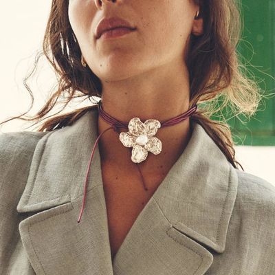 Collier pendentif fleur créatif décontracté, ras du cou en alliage de couleur or pour femmes, nouveau bijou de fête de vacances à breloques