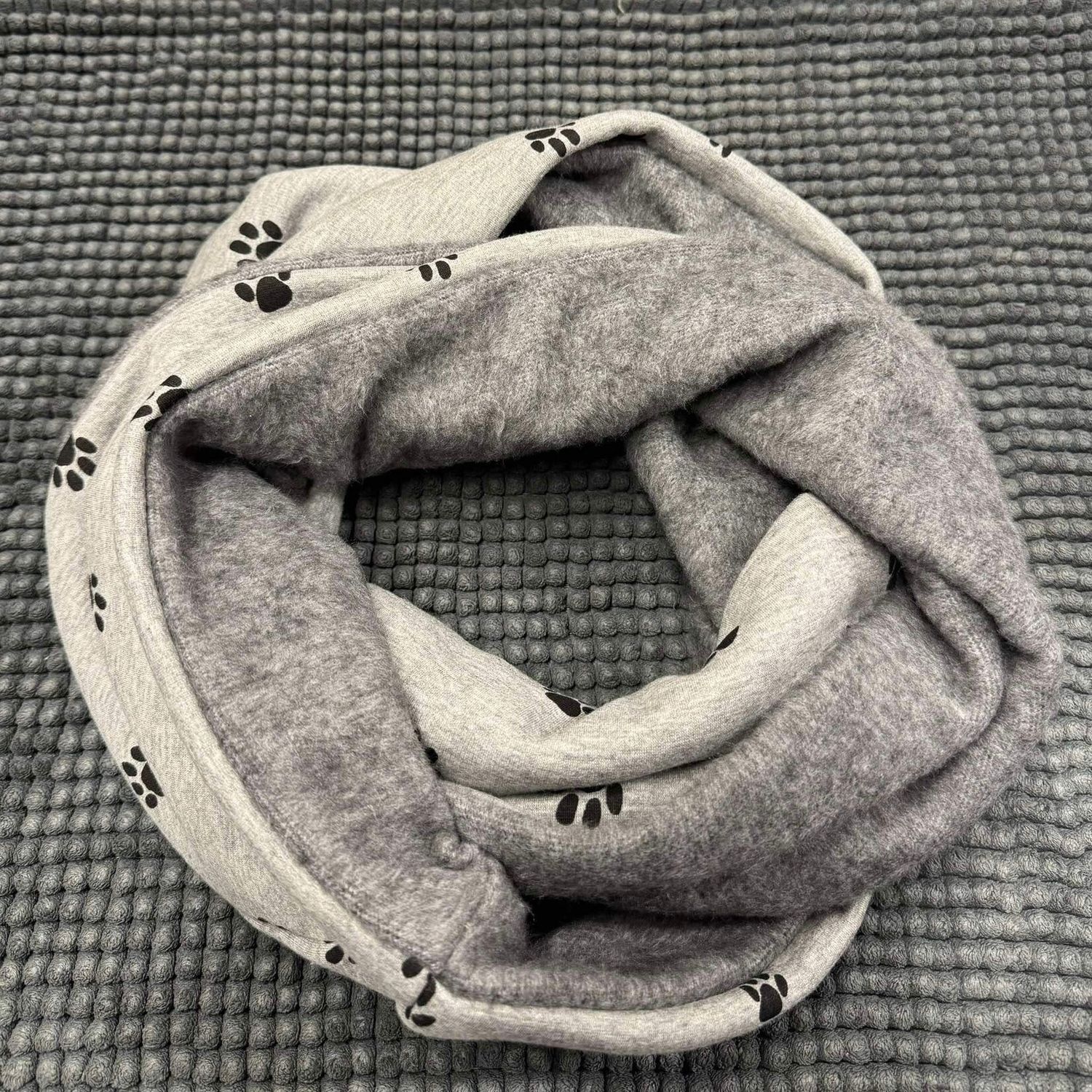 Sjaal lichtgrijs met zwart pootjes - katoen/fleece