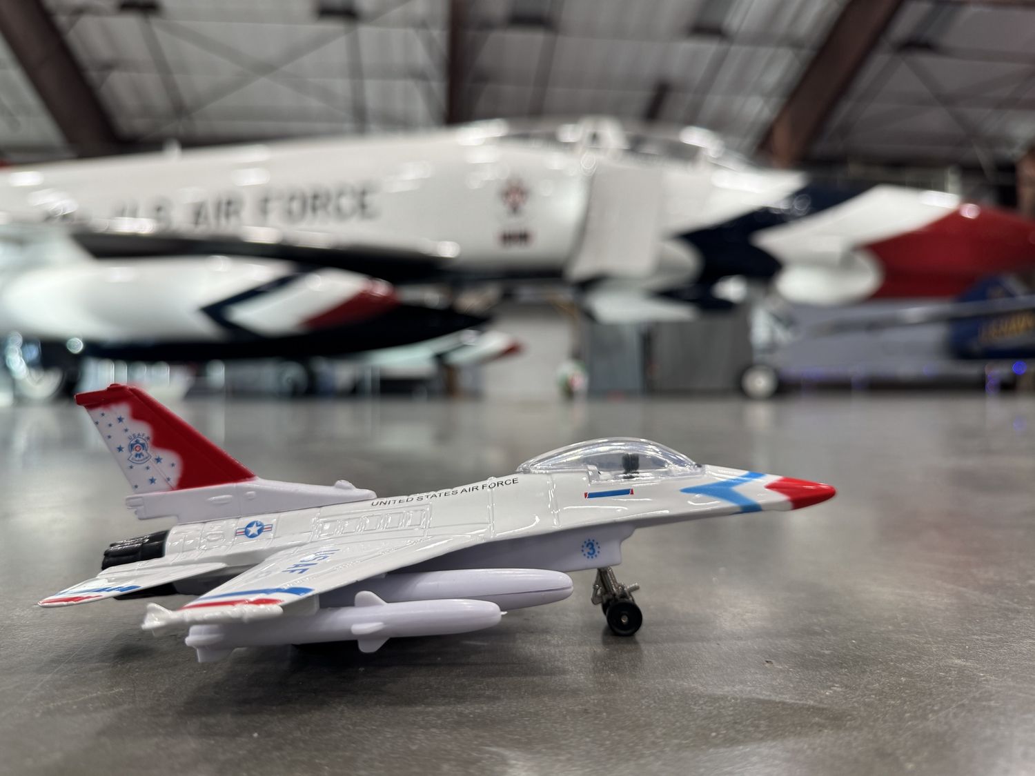 Pullback F-16 Thunderbird