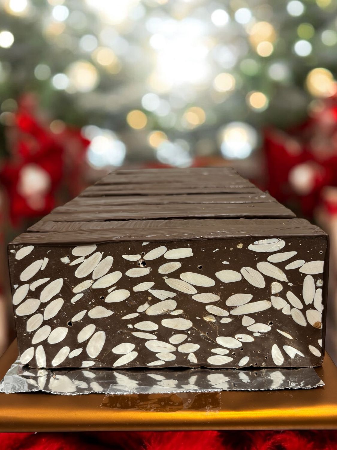 Turrón de almendra y chocolate con leche.