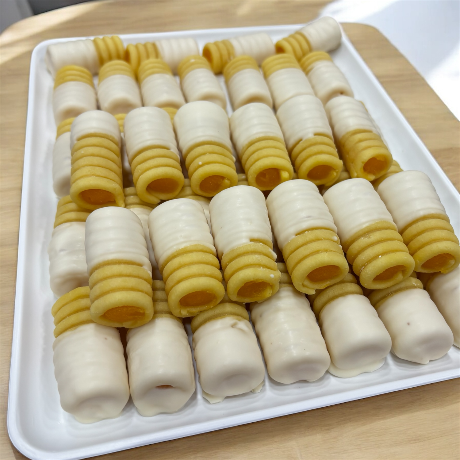 Huesitos de chocolate blanco y yema.