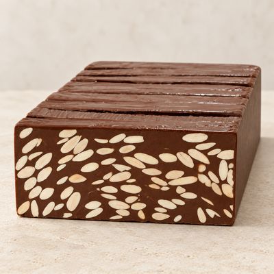 Turrón de almendra y chocolate con leche.