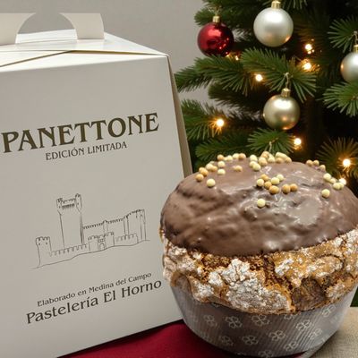 Panettone de Chocolate con Naranja confitada y baño de chocolate con Leche.