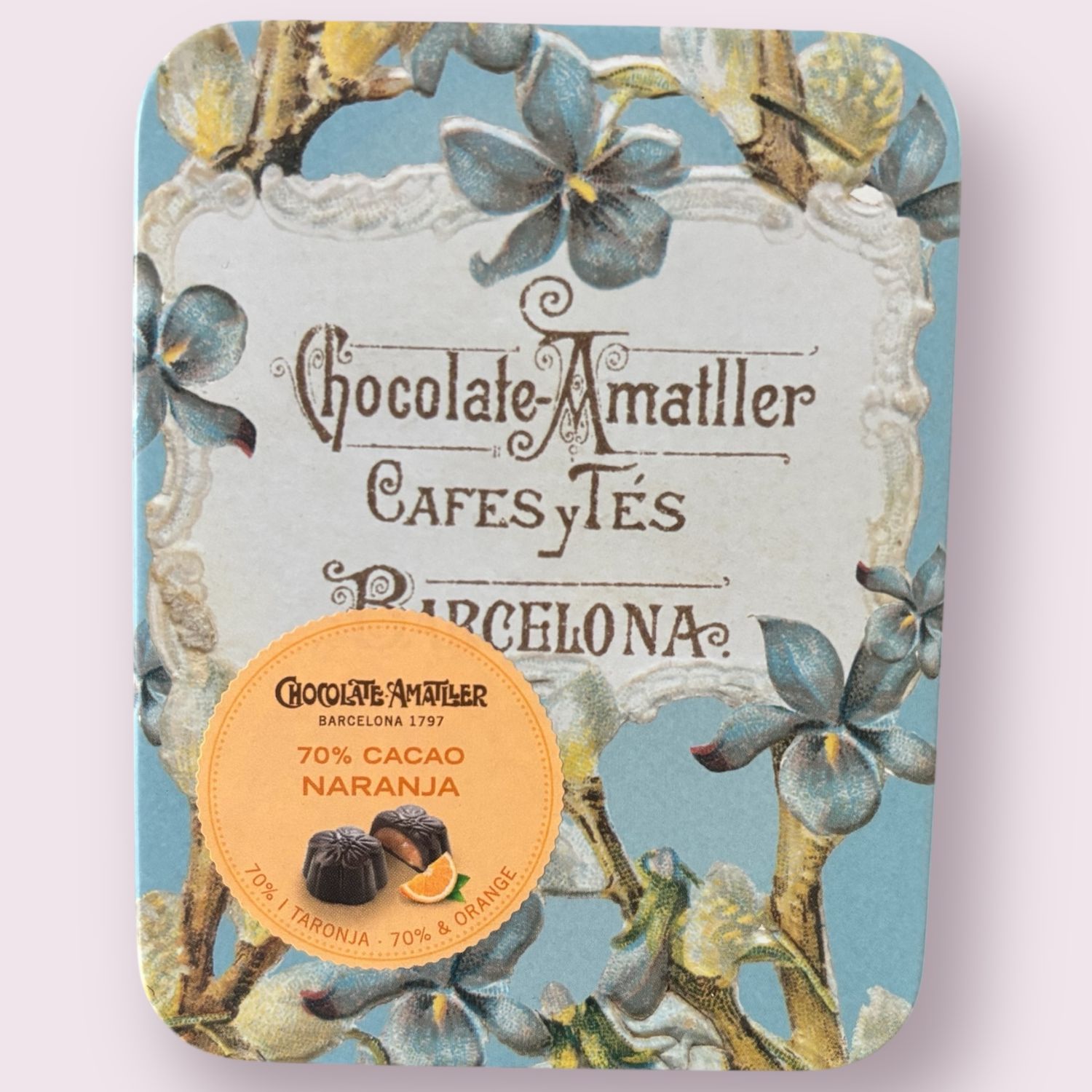 Caja metálica con bombones del 70% Cacao y Naranja