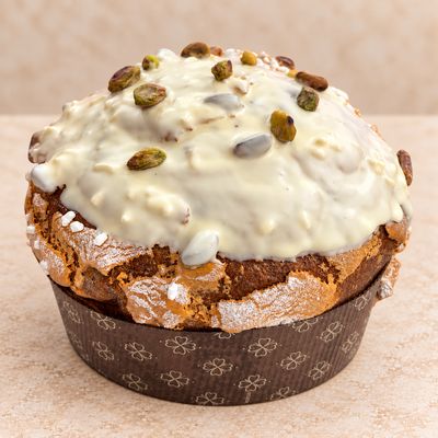 Panettone de Pistacho con limón confitado y cubierto de chocolate blanco.