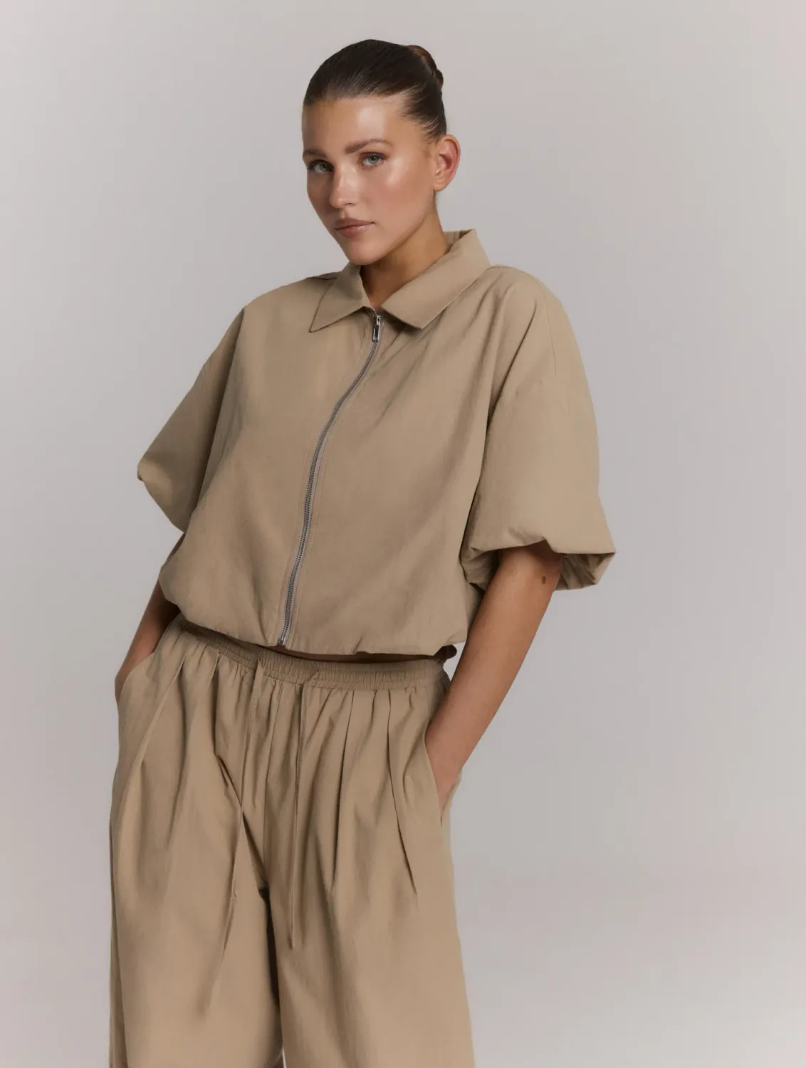 REFINED - Inaya Cropped Blouse Zipper - Sand