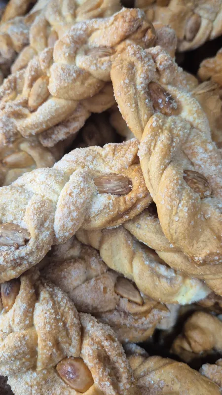 TRECCINE DOLCI CON MANDORLA