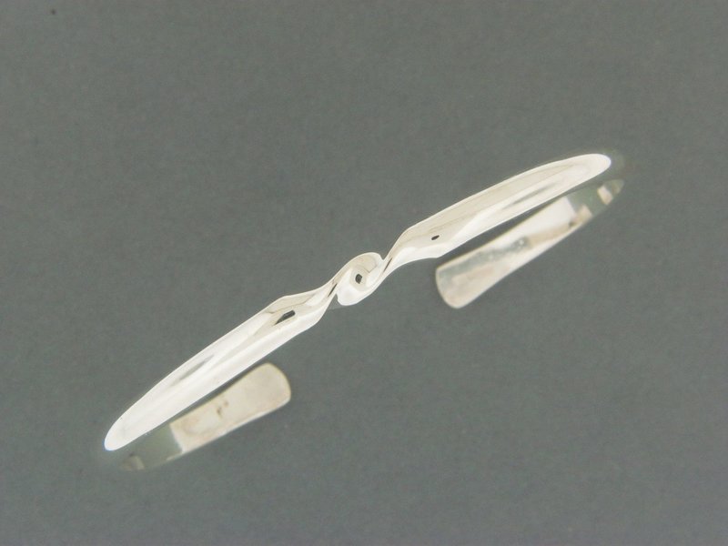 Middle Twist Cuff