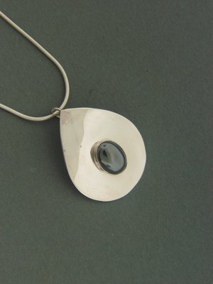 Smooth Tear Plate w/ Stone Pendant