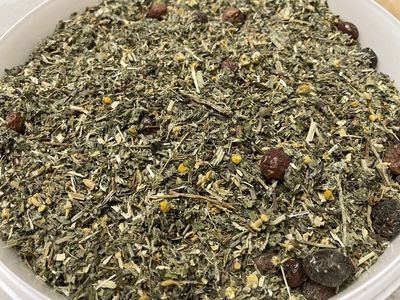 Eigenes Kräuterfutter mischen.