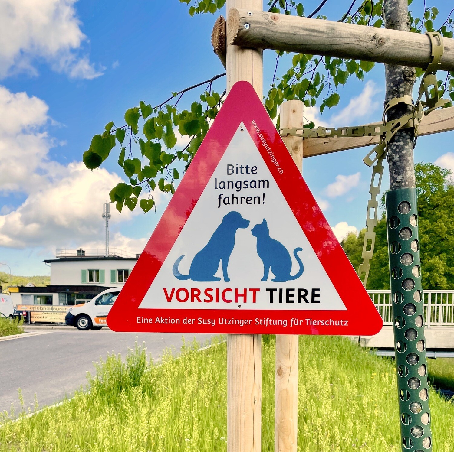 Reflektierendes Warnschild &quot;Vorsicht Tiere&quot;