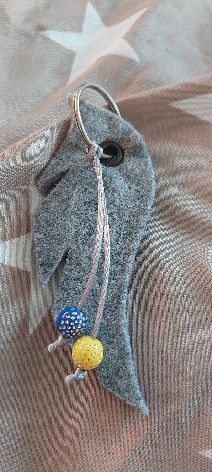 Schlüsselanhänger in Flügelform aus grauem Filz (gelbe und blaue Perle)