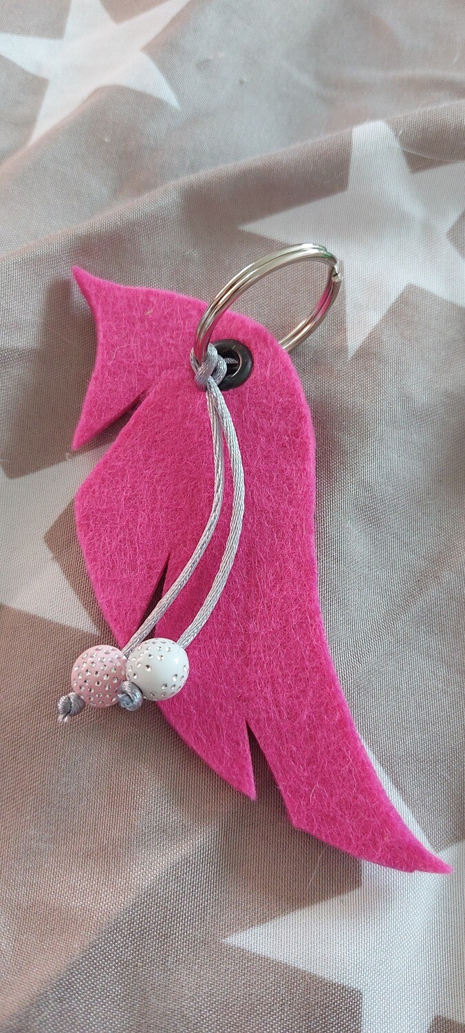 Schlüsselanhänger in Flügelform aus rosa Filz (rosa und weisse Perle)