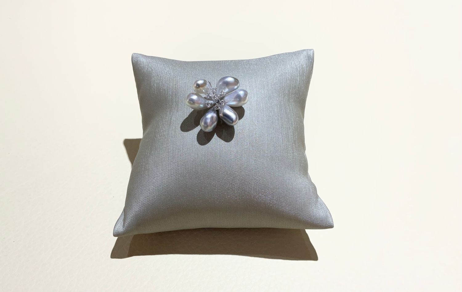 18KW 0.19 CTW DIAMOND PEARL BROOCH FLOWER