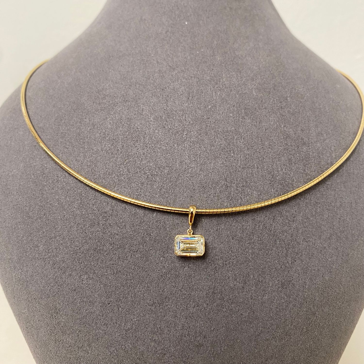 18K Yellow Gold 1.50 Ctw Emerald H Vs2 On Omega Bar Necklace