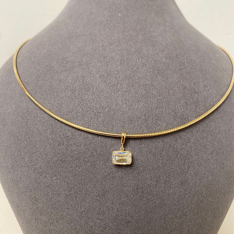 18K Yellow Gold 1.50 Ctw Emerald H Vs2 On Omega Bar Necklace