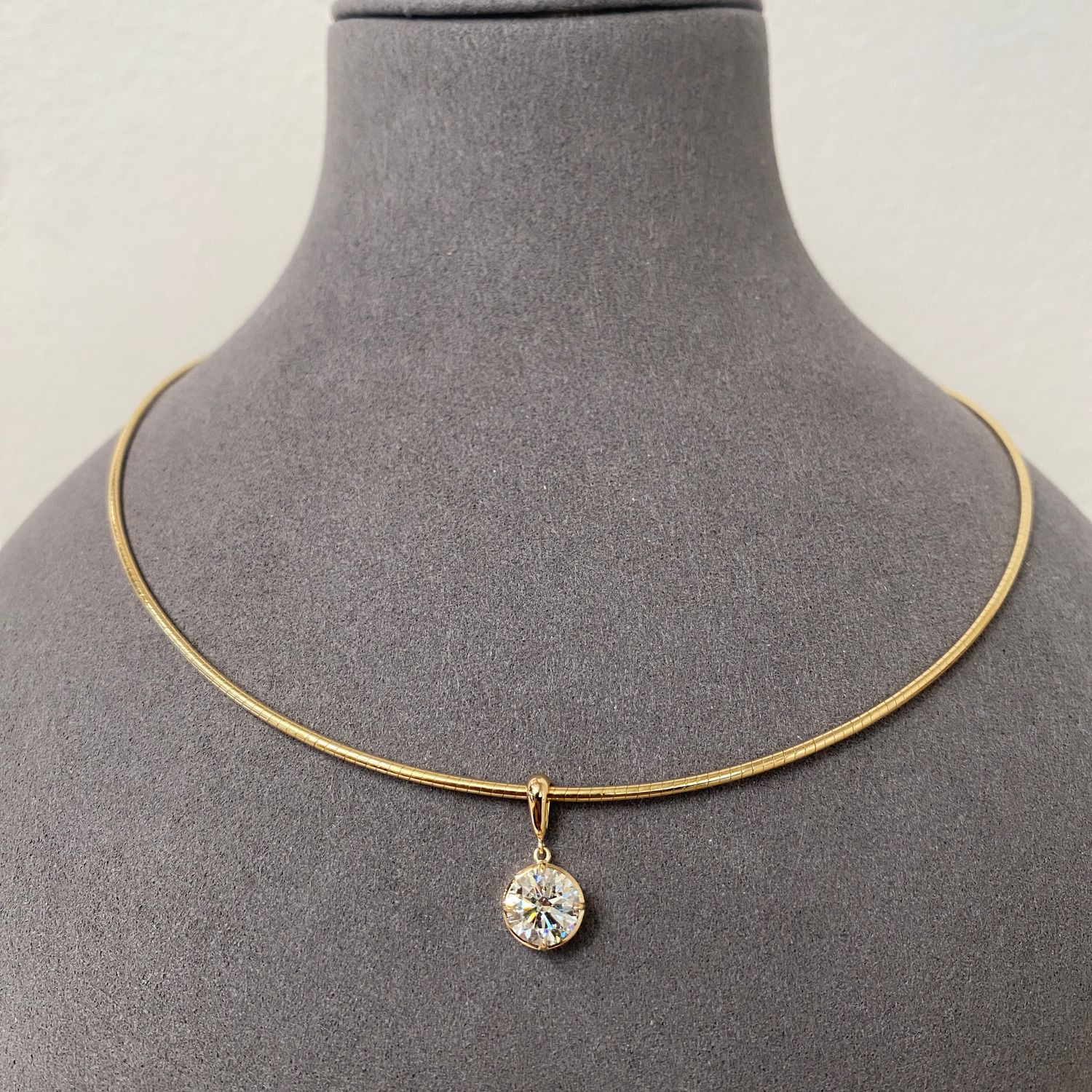 18K Yellow Gold 1.50 Ctw Round Solitaire Omega Chain Necklace