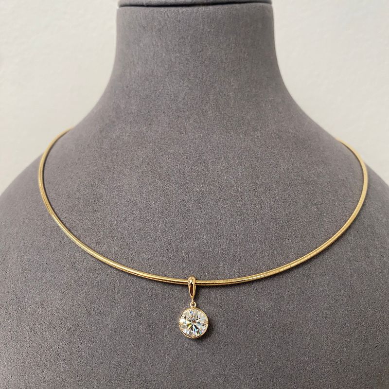 18K Yellow Gold 1.50 Ctw Round Solitaire Omega Chain Necklace
