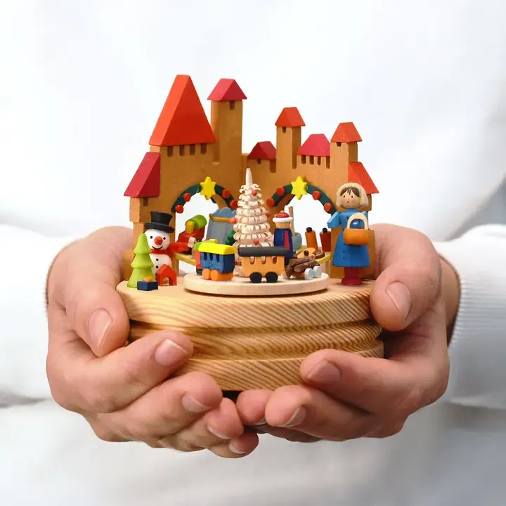SPIELDOSE ZUM AUFZIEHEN AUS HOLZ &#39;WEIHNACHTSMARKT&#39;