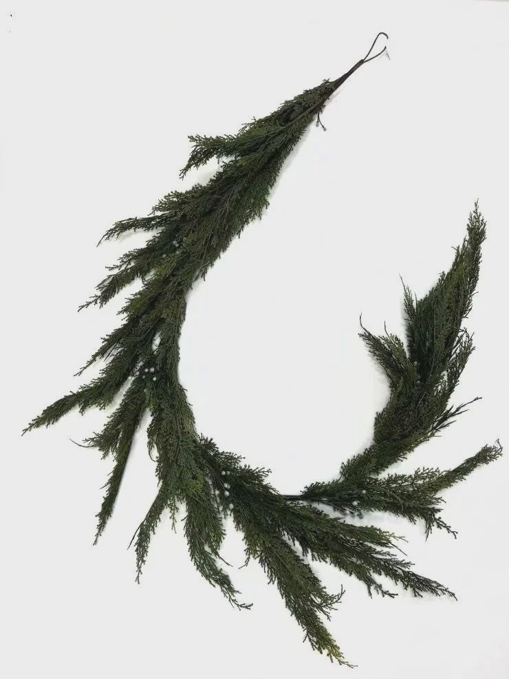 Long BC Cedar 6&#39; Garland with Berries