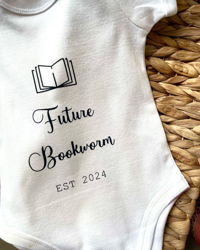 Geburtsgeschenk „Future Bookworm Est 2026“ Baby Body für Bücherwürmer